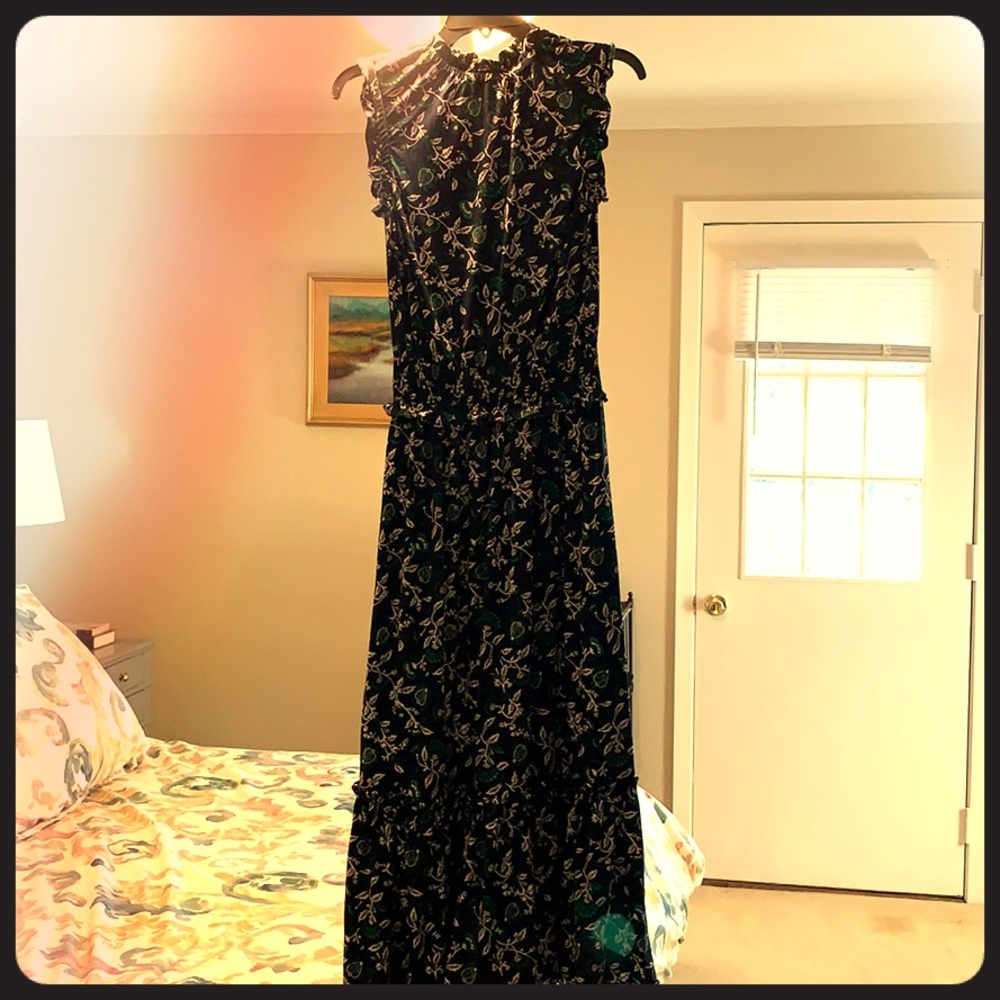 Long sleeveless dress